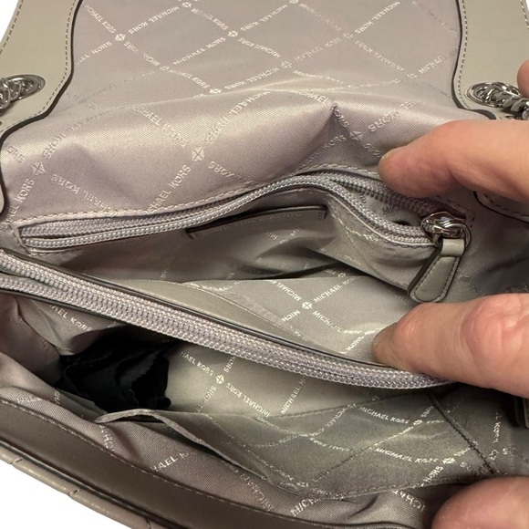 Michael Kors Peyton Medium Shoulder Flap Pearl Grey - Picture 9 of 10